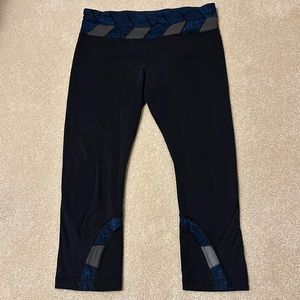 Lululemon black capri leggings with gray and blue inserts size 8
